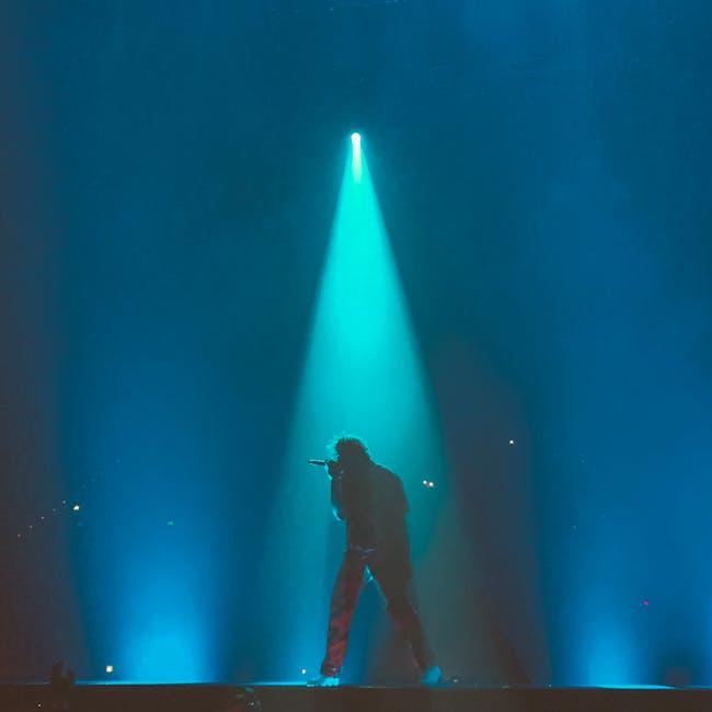Coordinating Artist Arrivals and Backstage Dynamics