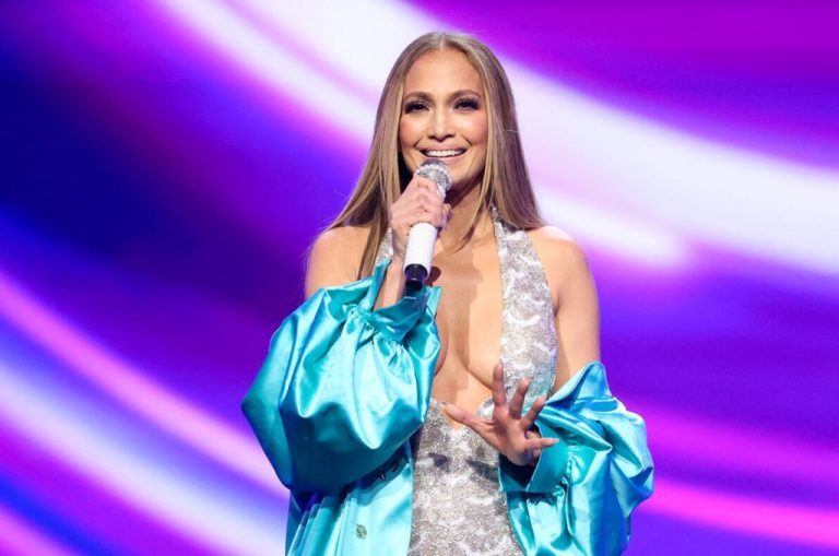Jennifer Lopez Reacts to Wardrobe Malfunction on Stage in Poland