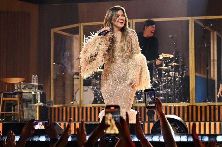 Kelly Clarkson Duets With Daughter River Rose At Vegas Residency Show