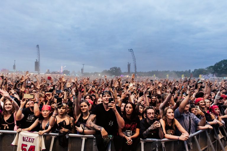 The crowd during Limp Bizkit