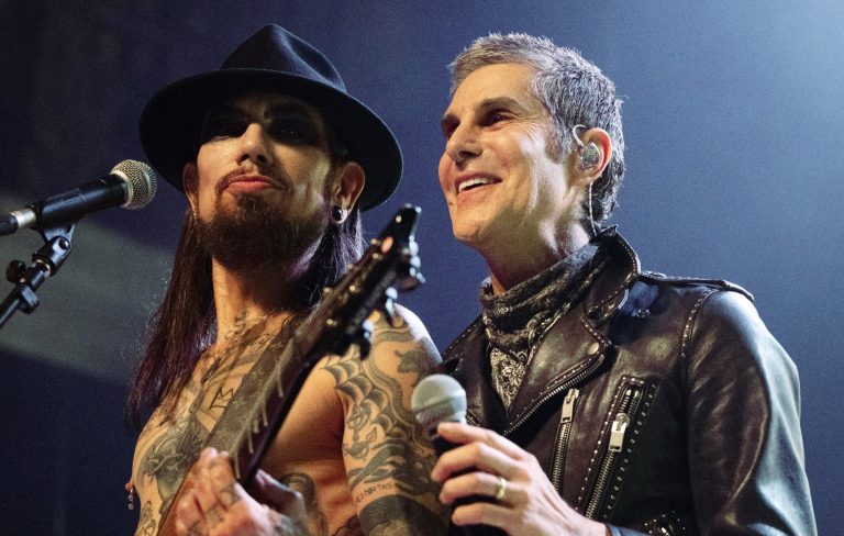It looks like Jane's Addiction continuing as band without Perry Farrell after on-stage fight