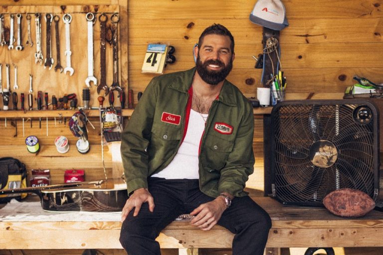 Jordan Davis' 'Bar None' Becomes His 10th Top 10 on Country Airplay