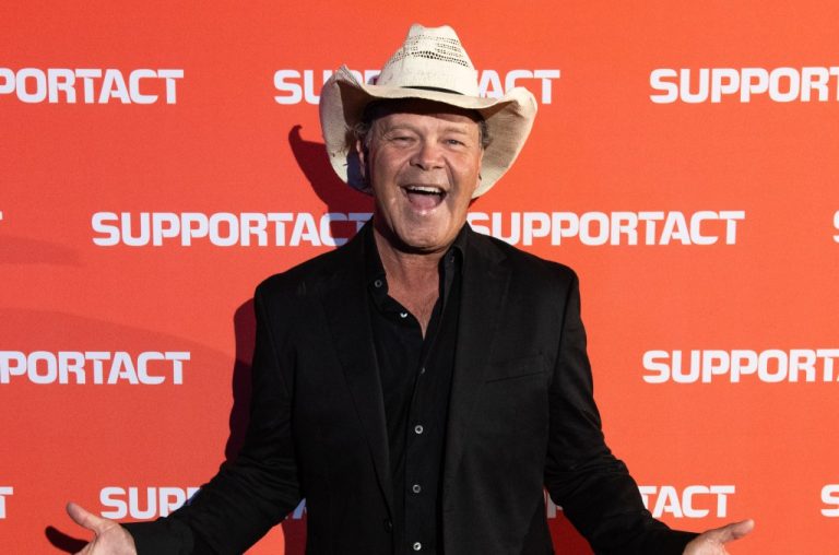 Troy Cassar-Daley Saluted With Excellence in the Community Award