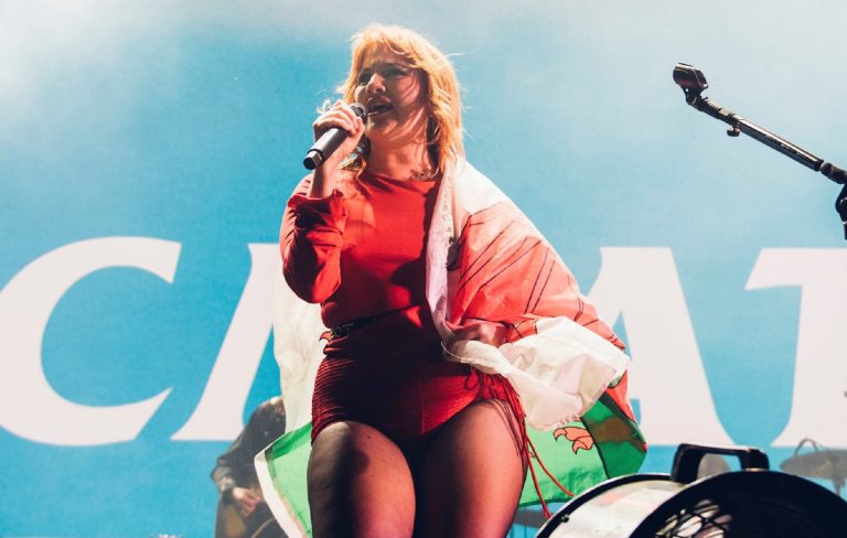 Watch CMAT perform rowdy cover of Catatonia classic 'Road Rage' at Green Man Festival 2025