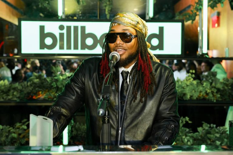 Leon Thomas accepts Billboard 2025 Breakthrough of Year Award