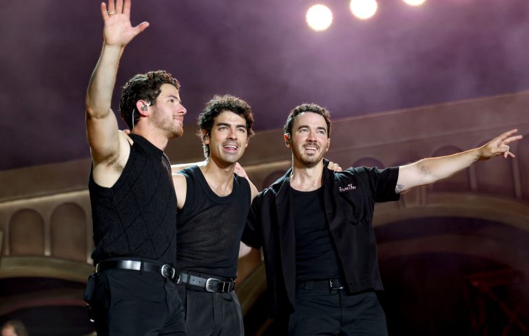 Watch Jonas Brothers bring out John Legend for 'All Of Me' in Los Angeles