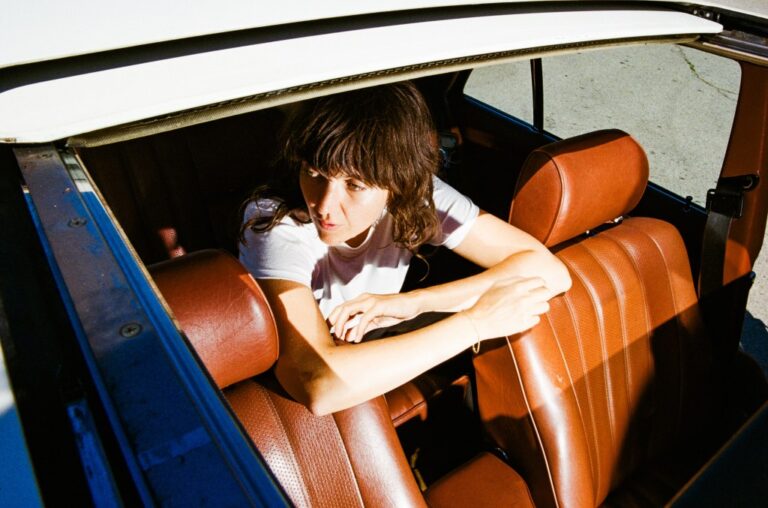 Courtney Barnett Performs ‘Stay In Your Lane’ on ‘Fallon’ Courtney Barnett Performs ‘Stay In Your Lane’ on 'Fallon'