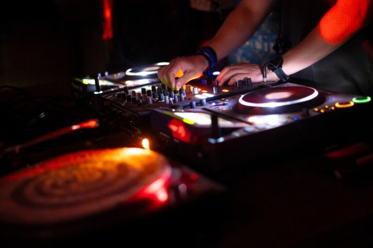 'Passo Bem Solto' Artist ATLXS Files Lawsuit Over Indie Label Deal