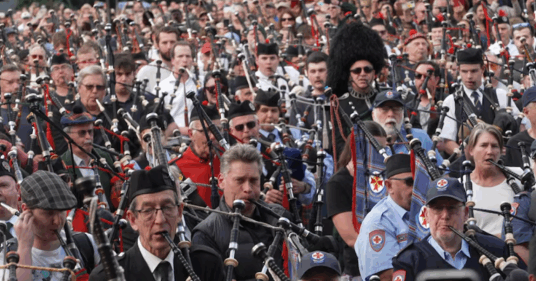374 Bagpipers Smash World Record in Melbourne Playing AC/DC 374 Bagpipers Smash World Record in Melbourne Playing AC/DC