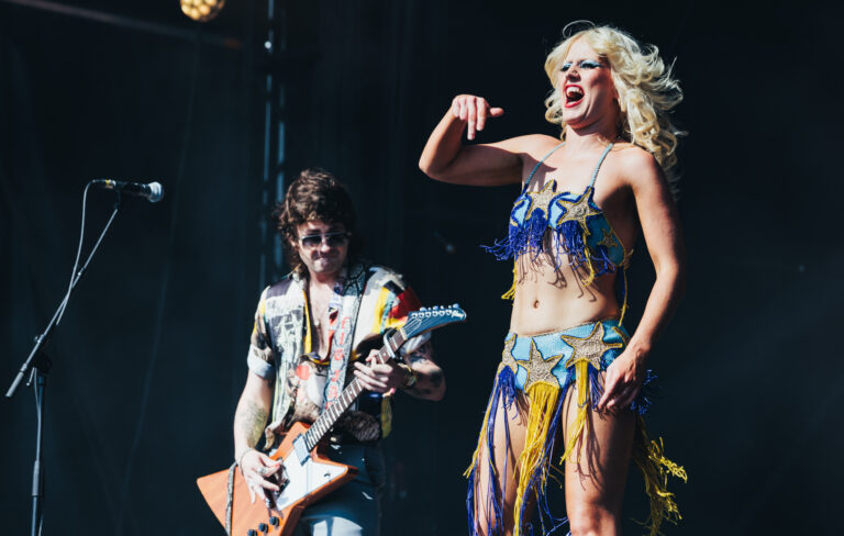 Amyl & The Sniffers pick up $35,000 bar tab after free Melbourne gig was cancelled