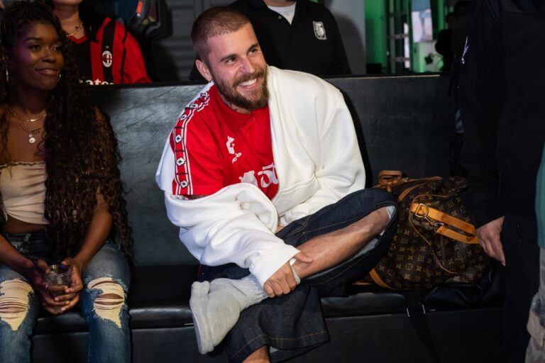 Justin Bieber Sings 'Daisies' Live Ahead of Coachella Set on Twitch