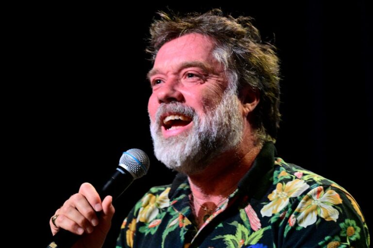 Rufus Wainwright’s Seeming Trump Protest at World Series & More News Rufus Wainwright's Seeming Trump Protest at World Series & More News